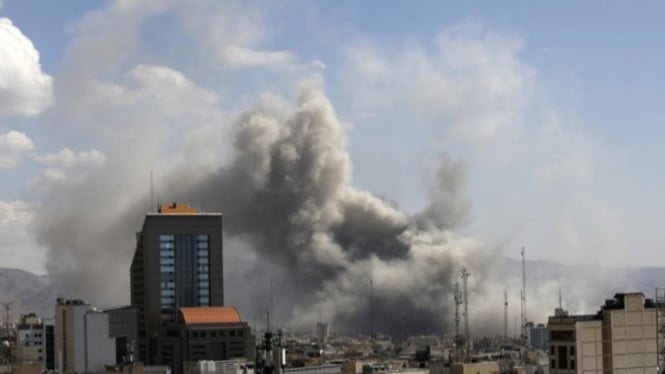 Viola los derechos humanos y las leyes internacionales.