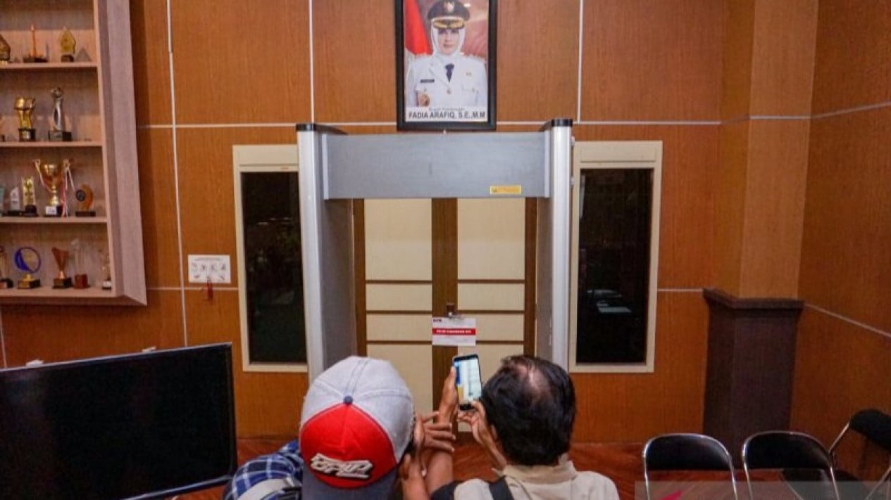 El regente de Pekalongan, Fadia Arafiq, fue arrestado junto con sus fideicomisarios y asistentes.