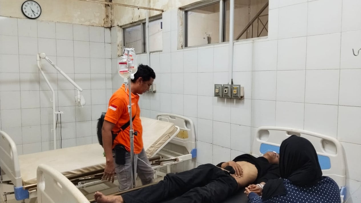 Un joven de Tasikmalaya casi muere al costado de la carretera después de beber café mezclado con veneno para ratas después de tirarlo.