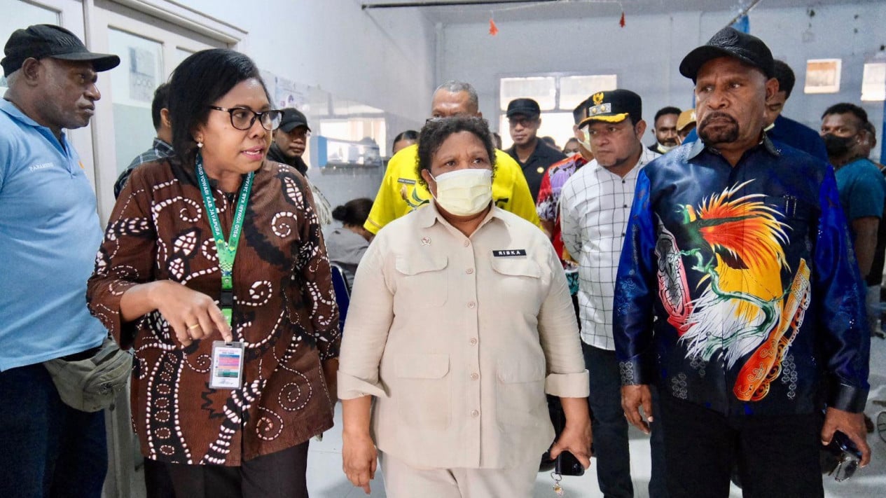 Al inspeccionar el hospital regional de Yowari, la viceministra de Asuntos Internos, Rebekah Haluk, pidió mejores servicios de salud.