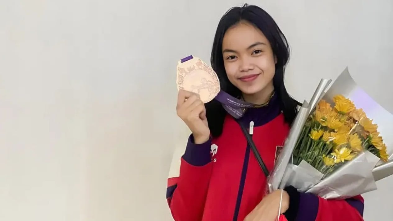 La atleta Viona Amalia Adinda se une a su hija después de que el Ministro de Juventud y Deportes, Eric Thohir, descubriera casos de abuso sexual de atletas.