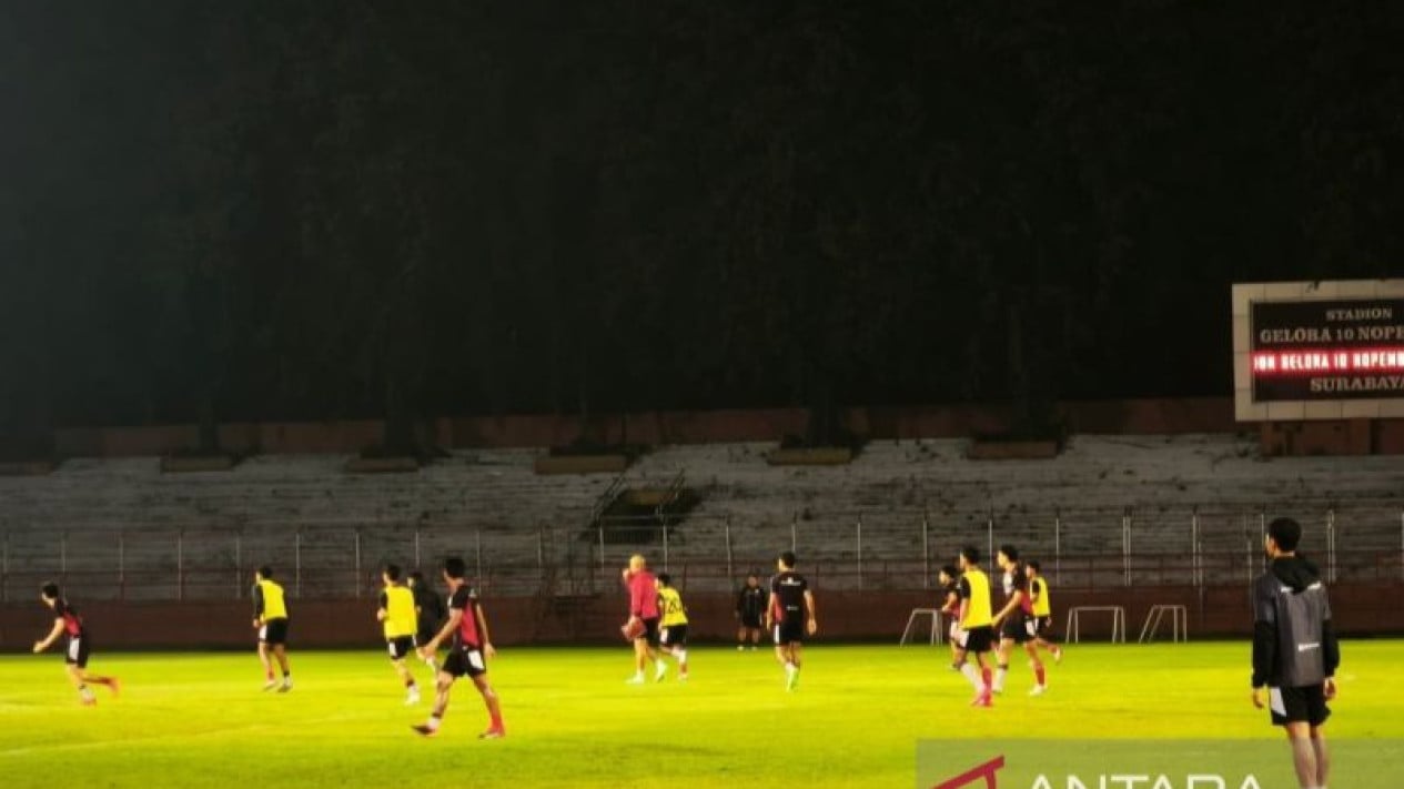 Madurando el concepto de defensa y ataque, el CT de la selección sub-20 de Indonesia avanza positivamente en Surabaya