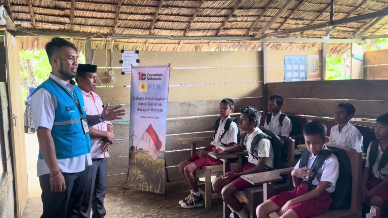 Danantara y PLN distribuyen 5.000 paquetes de material escolar a estudiantes de Kalimantan Occidental, Sulawesi Sureste y Papúa del Sur