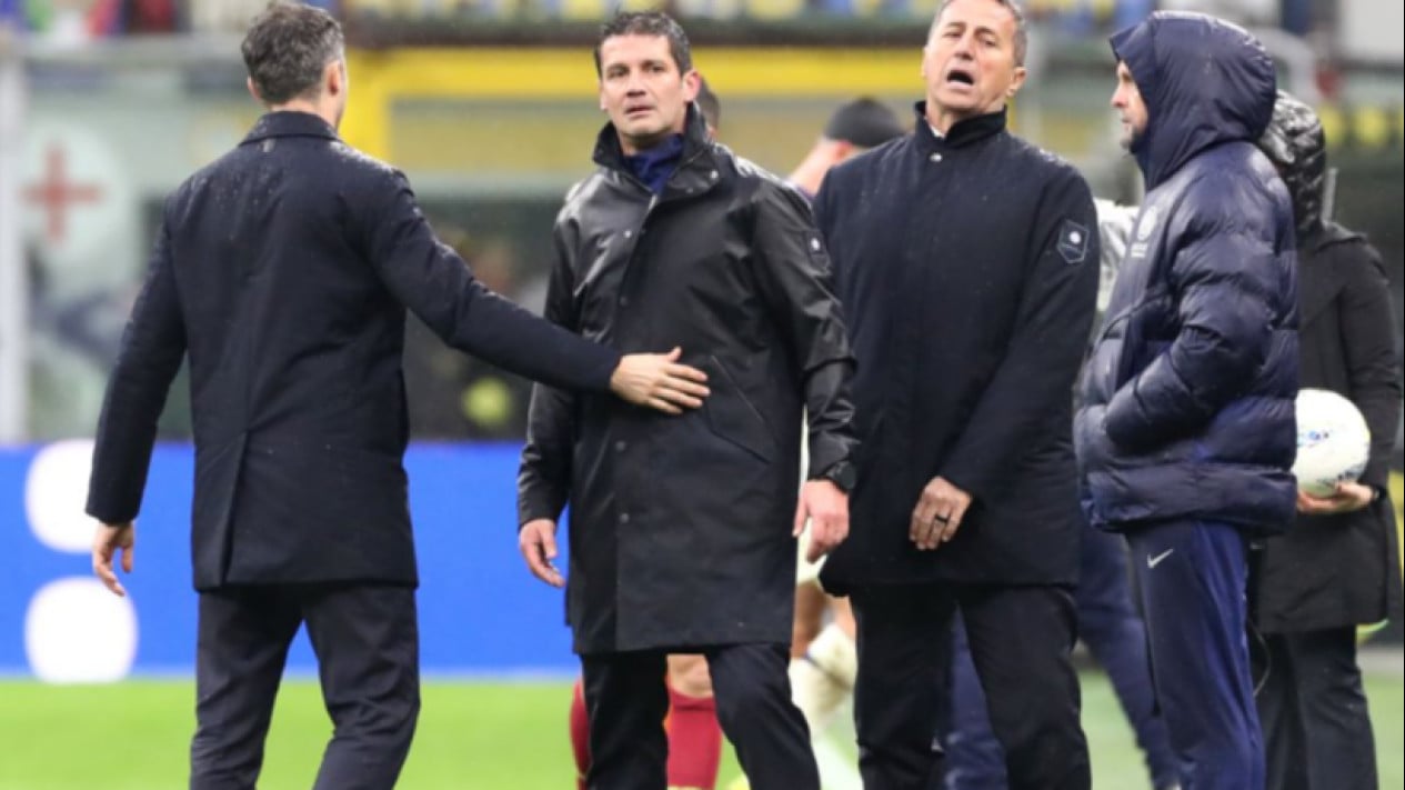 Fuerte protesta del árbitro tras el polémico empate ante el Atalanta