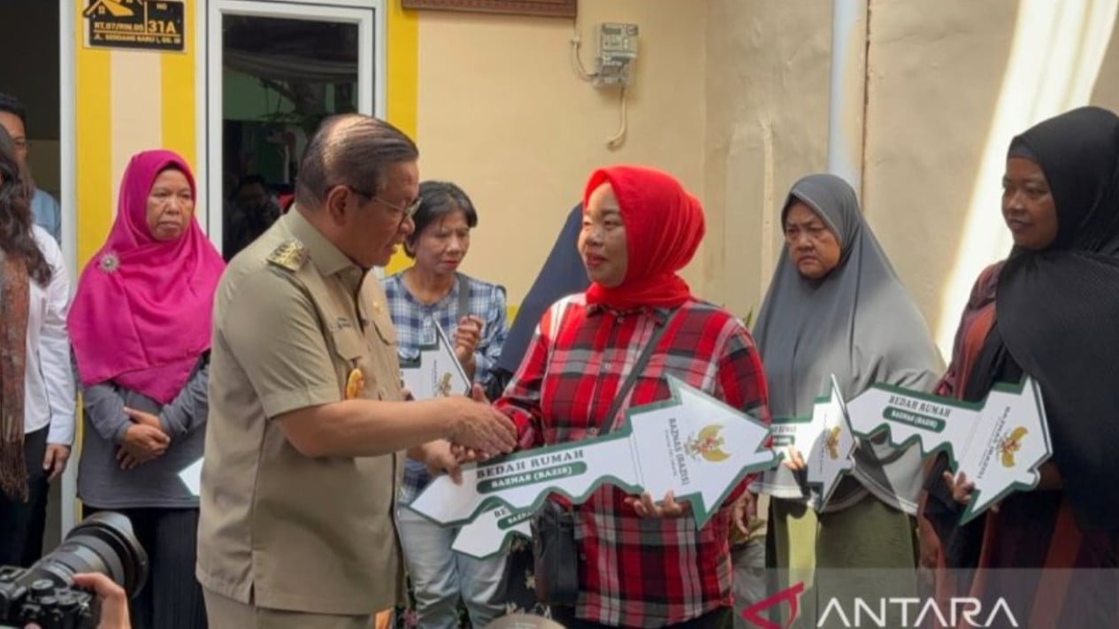 69b79bc246861-gubernur-dki-jakarta-pramono-anung-memberikan-simbolis-kunci-hasil-program-bedah-rumah-kepada-warga_gemini_1265_711.jpg