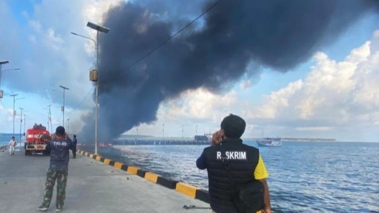 El barco KM Citra explota y arde en Selyar, matando al capitán y a un miembro de la tripulación