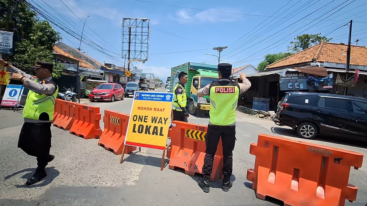 Implementar un local unidireccional en Jalan Kelindungan Breebs, anticipándose a la congestión del tráfico residencial.