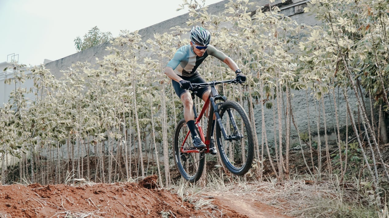 No sólo las motos de trail, las bicicletas eléctricas también se pueden utilizar en terrenos todoterreno.