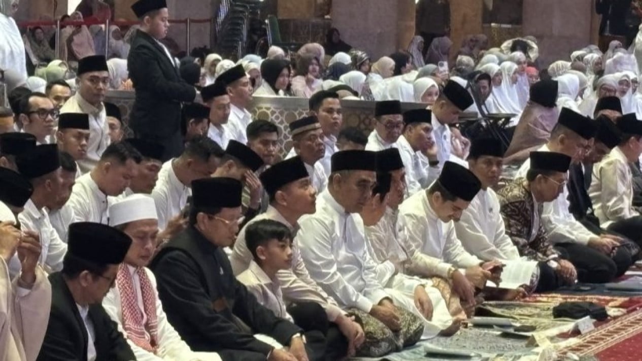 69bdea3060a77-wapres-gibran-rakabuming-raka-tengah-bersama-putranya-jan-ethes-serta-menteri-agama-nasaruddin-umar-melakukan-salat-id_gemini_1265_711.jpg