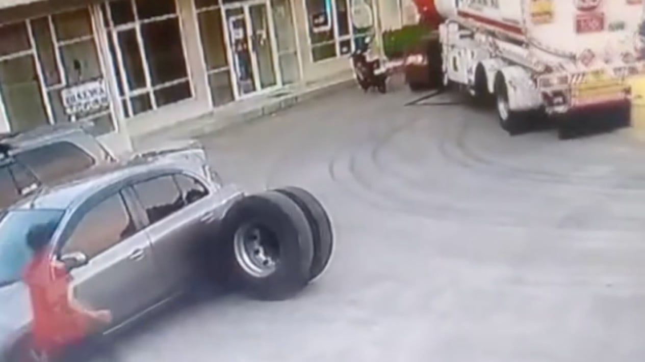 Durante el divertido viaje, el neumático del camión de combustible se cayó repentinamente