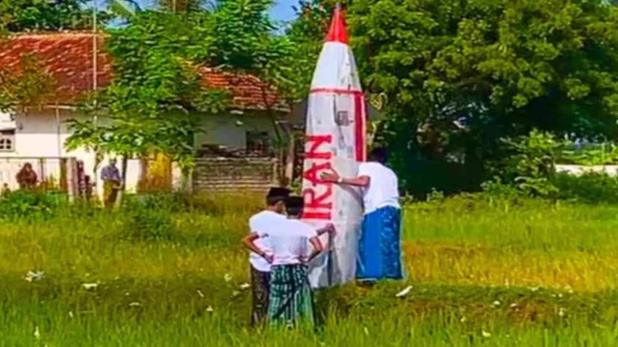 Una vista del lanzamiento del ‘misil iraní’ desde Pamekasan después de las oraciones de Eid al-Fitr
