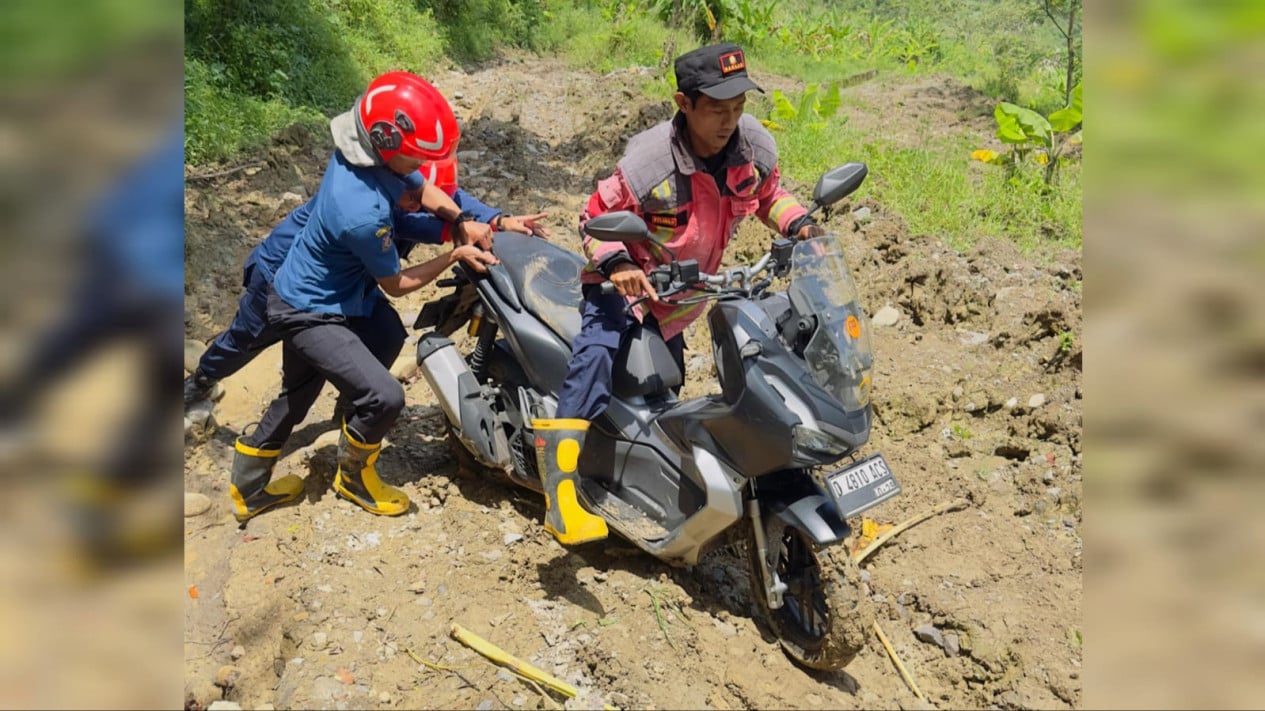 Este visitador domiciliario fue evacuado por el departamento de bomberos porque siguió Google Maps hasta un canal de riego.