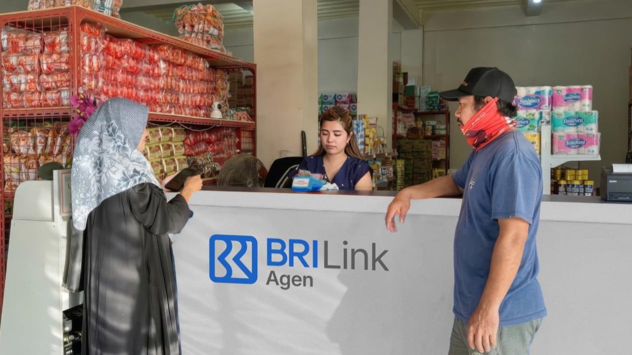 Rieche Endah, agente de BRILink, facilita las transacciones de los residentes y crea oportunidades laborales en Sumbawa.