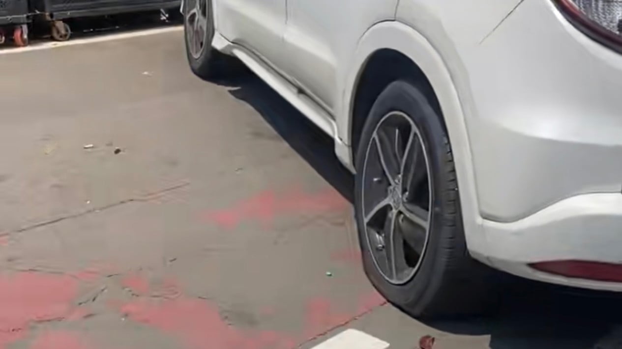 Neumáticos pinchados en masa en Monas, los coches eléctricos no siempre son económicos, Bandung está superpoblado en un 58 por ciento