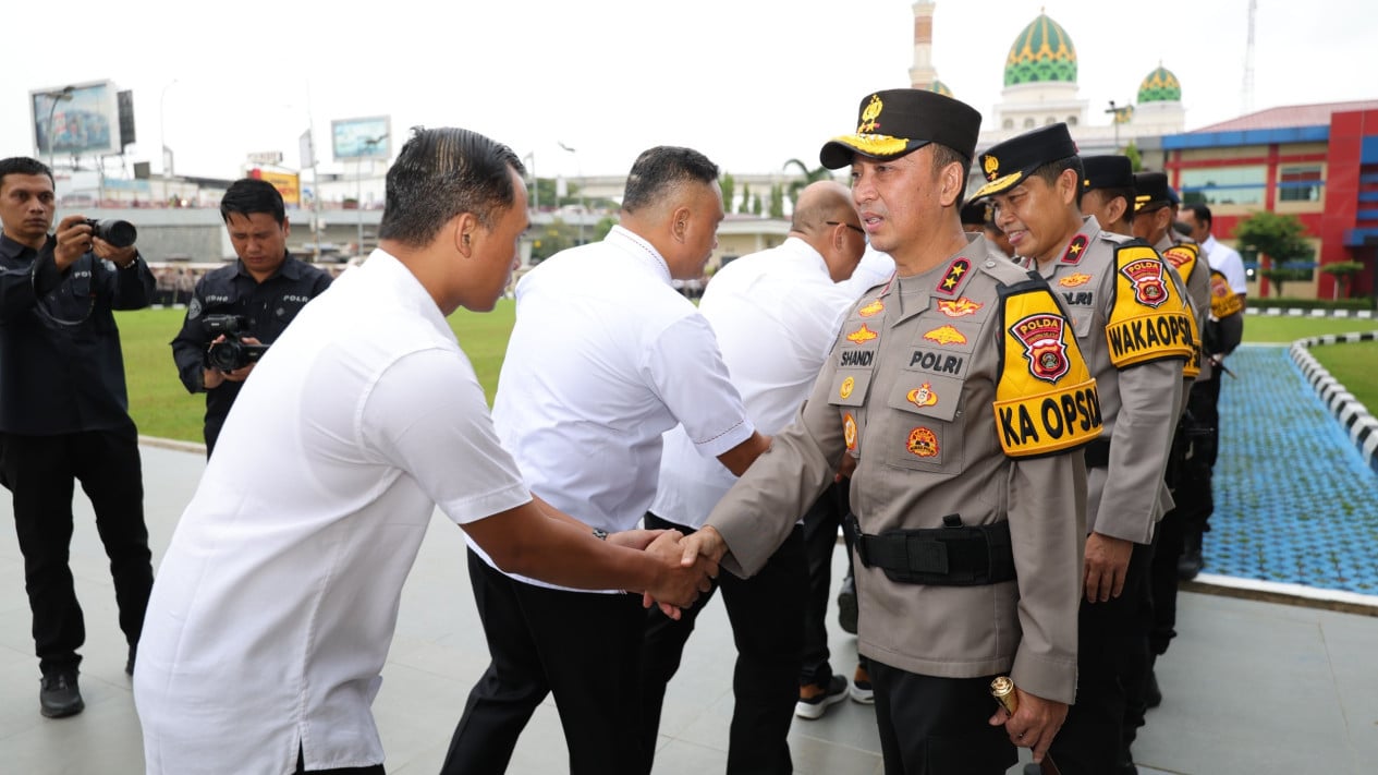 En el primer día de trabajo después del Eid, el jefe de policía de Sumatra del Sur y su personal están en alerta para combatir los incendios forestales y terrestres y mejorar los servicios públicos.