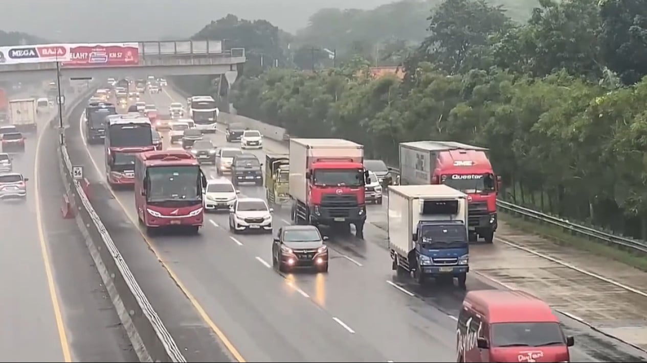Se observa que el flujo de retorno del Eid y la carretera de peaje Yakarta-Sikampek están congestionadas sin problemas