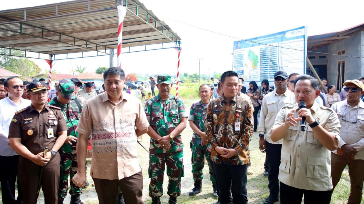 69c53be628a9e-mendagri-muhammad-tito-karnavian-kanan-dan-menteri-pkp-maruar-sirait-tinjau-perbaikan-rumah-di-sumut_gemini_1265_711.jpg