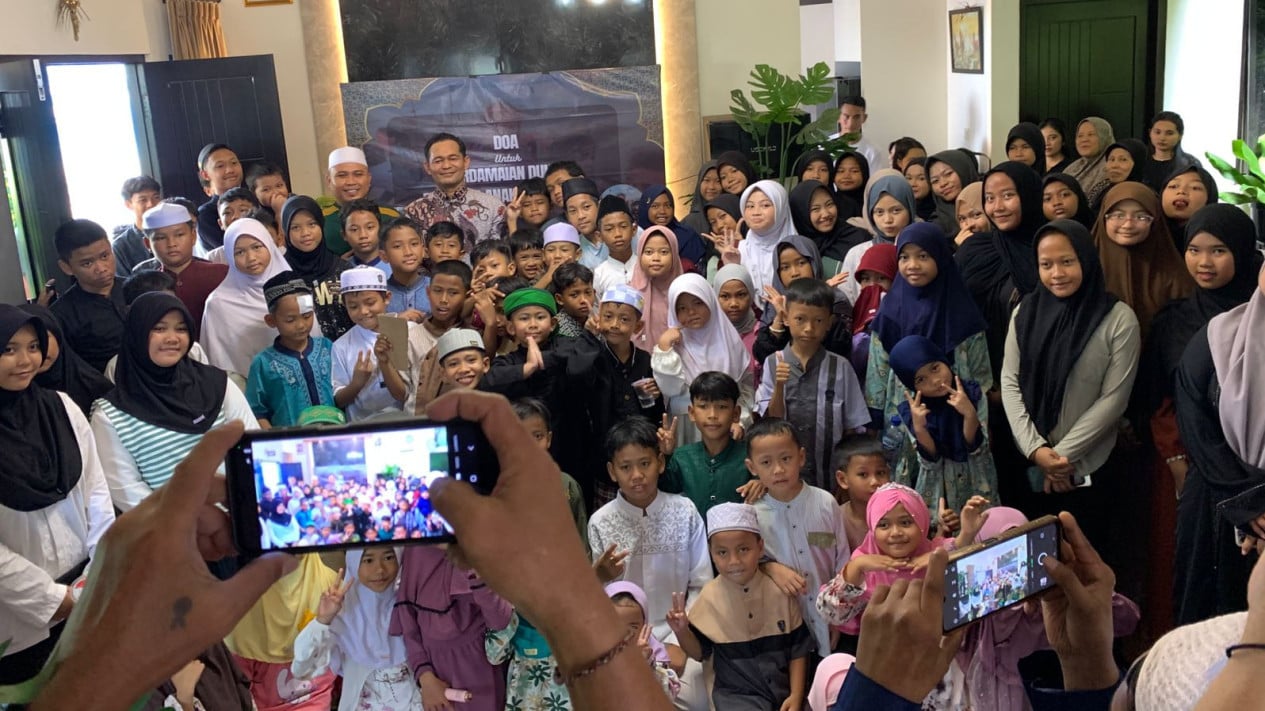 Junto a los huérfanos, Bonnie Hargens dirige una oración por la paz mundial