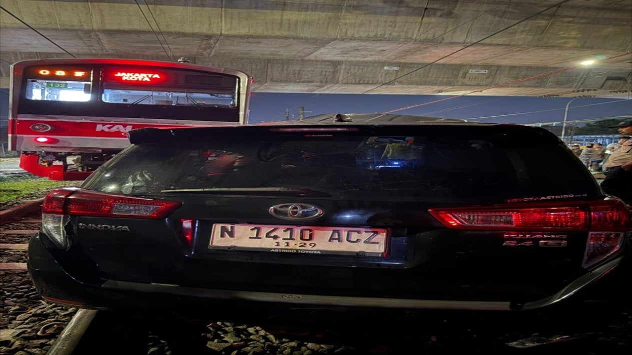 El Innova chocó contra el KRL en Bogor y el conductor huyó en el momento de la colisión.