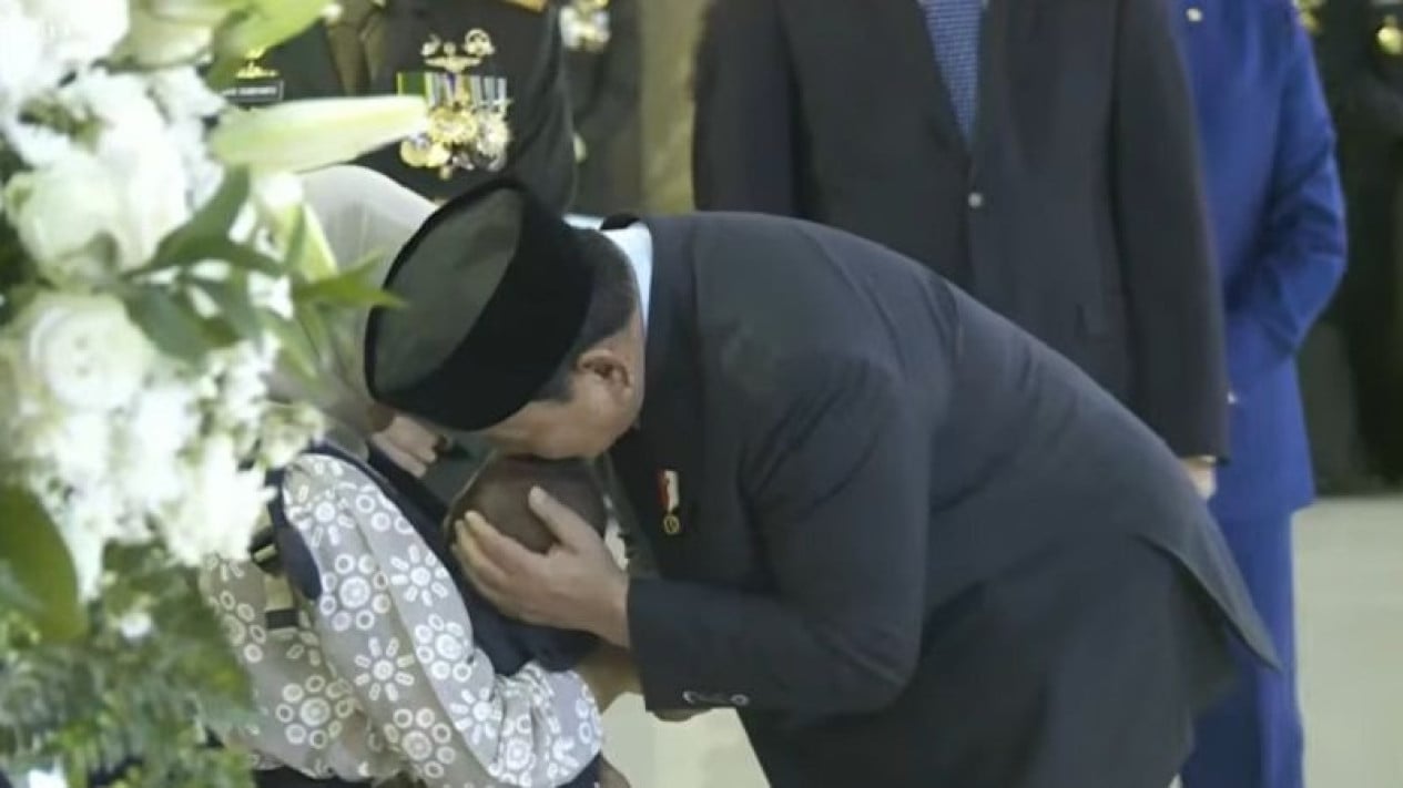 El momento en que Haru Prabowo besa la frente del hijo de un soldado caído del TNI en el Líbano
