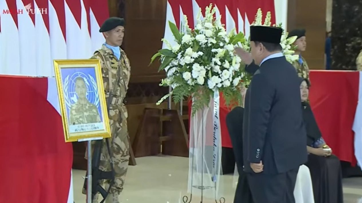 69d112854622c-presiden-prabowo-memberi-hormat-ke-peti-jenazah-3-prajurit-tni-gugur-di-lebanon_gemini_1265_711.jpg