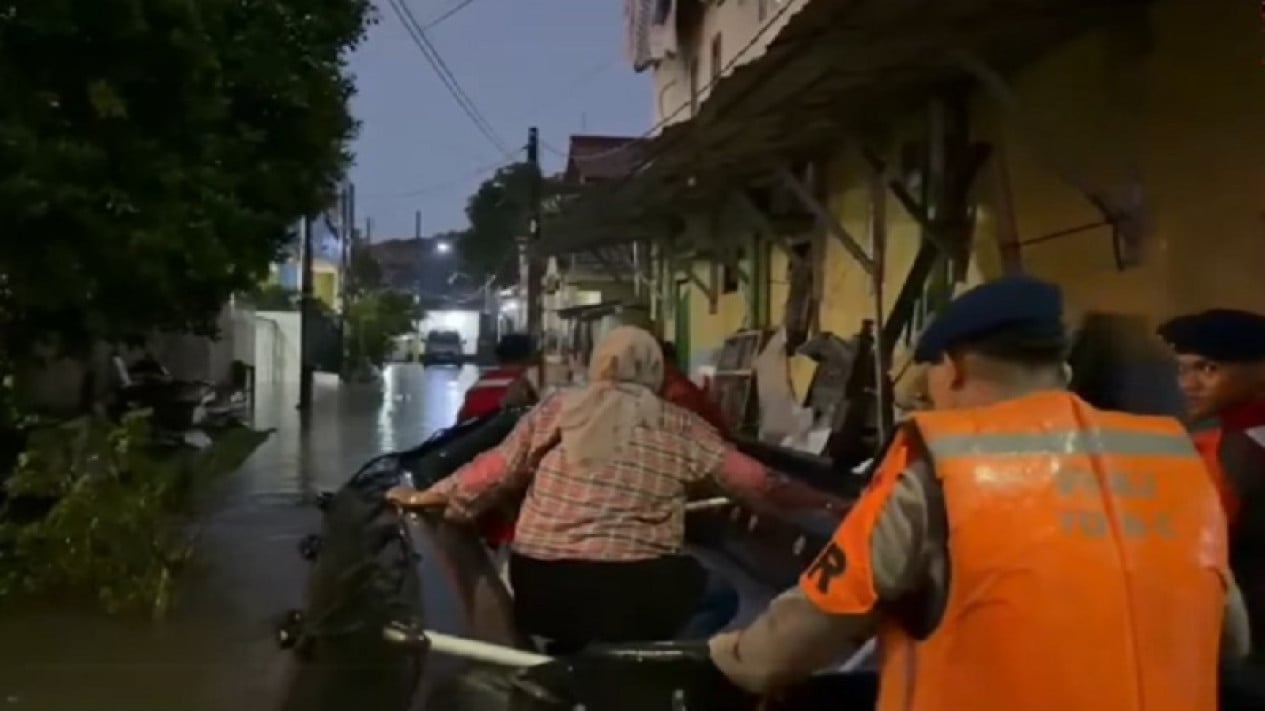 Las inundaciones inundan viviendas en Pamulang Indah Hill, en el sur de Tangerang, y alcanzan 1 metro de altura