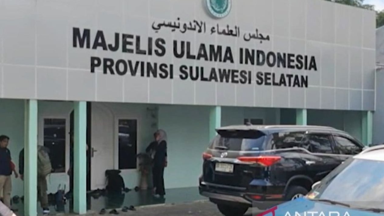 Viral: MUI de Sulawesi del Sur: Varias personas vestidas de musulmanes bebiendo aceite nuevo en Makassar, Haram