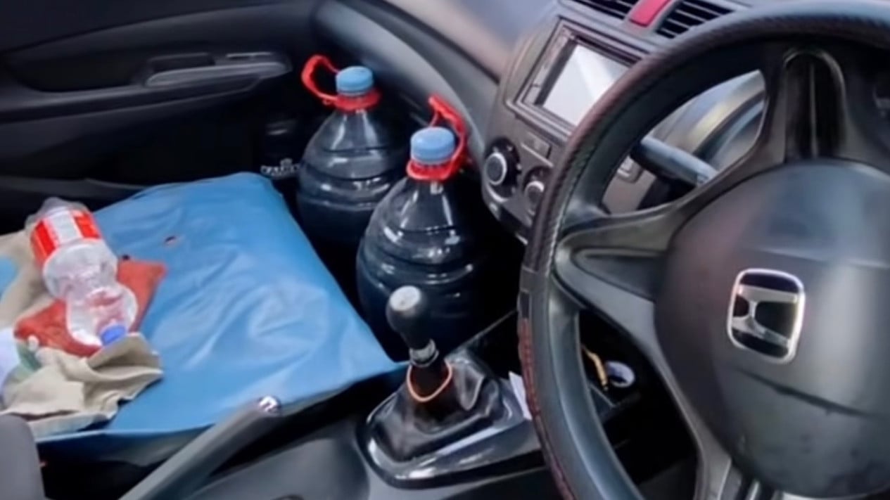 El coche te dejará respirar, la policía comprobará si tiene combustible.