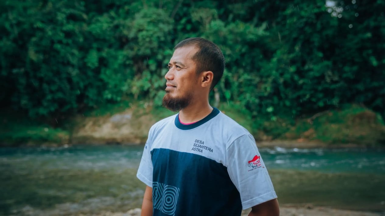De leñador a guía de ecoturismo, Ritno Kurniawan alienta a la economía local a convertirse en motor de pueblos prósperos