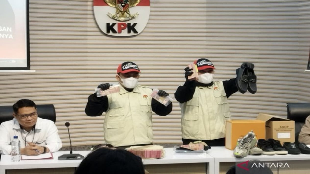 El Comité para la Erradicación de la Corrupción confiscó Rp. 335 millones en efectivo y zapatos Louis Vuitton en Tulangagung Regent OTT