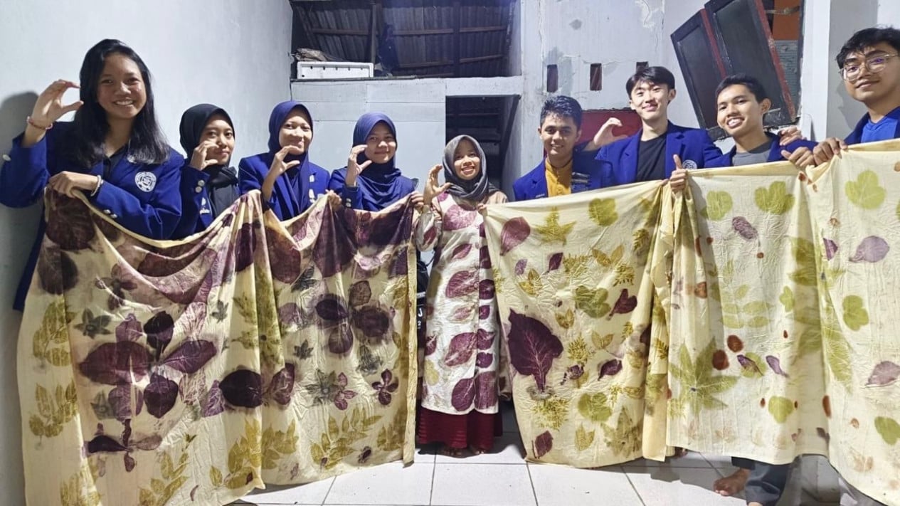 69dfeec0011a0-mahasiswa-menunjukkan-kain-batik_gemini_1265_711.jpg
