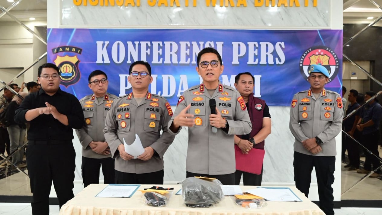 69e0f321b3026-kapolda-jambi-inspektur-jenderal-polisi-krisno-halomoan-siregar-tengah_gemini_1265_711.jpg