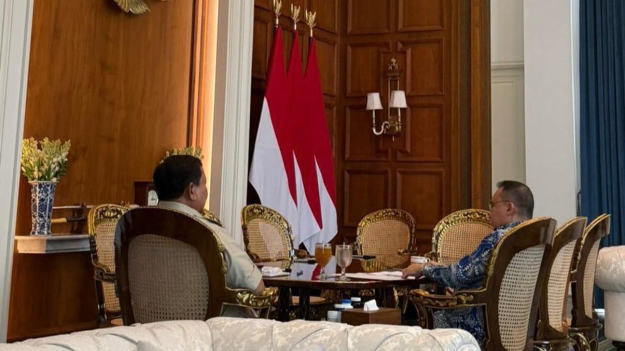 69e109db03a24-presiden-ri-prabowo-subianto-bicara-empat-mata-dengan-wakil-ketua-dpr-ri-sufmi-dasco-ahmad-di-istana-merdeka_gemini_1265_711.jpg