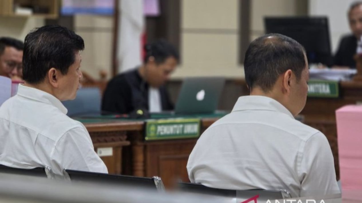 69e60cd7c42ef-komisaris-utama-pt-sritex-iwan-setiawan-lukminto-kiri-dan-direktur-utama-pt-sritex-iwan-kurniawan-lukminto-kanan_gemini_1265_711.jpg