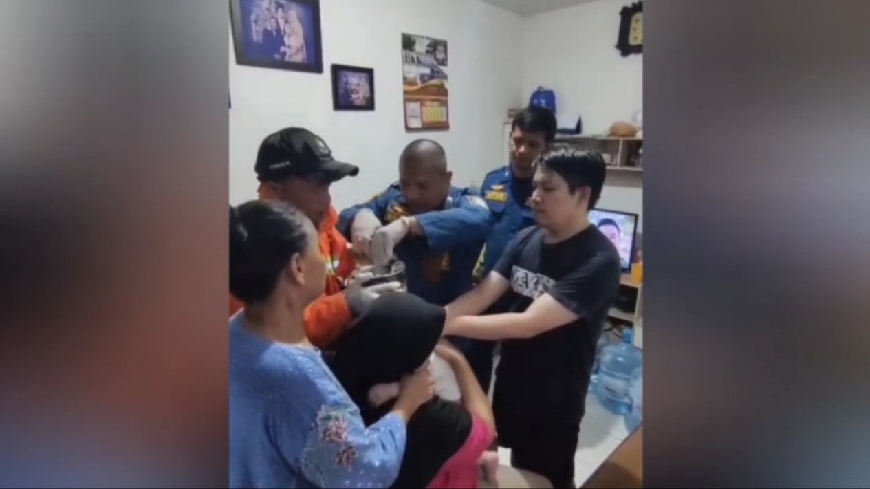 69e752c2eb0b4-petugas-damkar-mengevakuasi-kepala-bayi-yang-terjepit-kaleng-biskuit_gemini_1265_711.jpg
