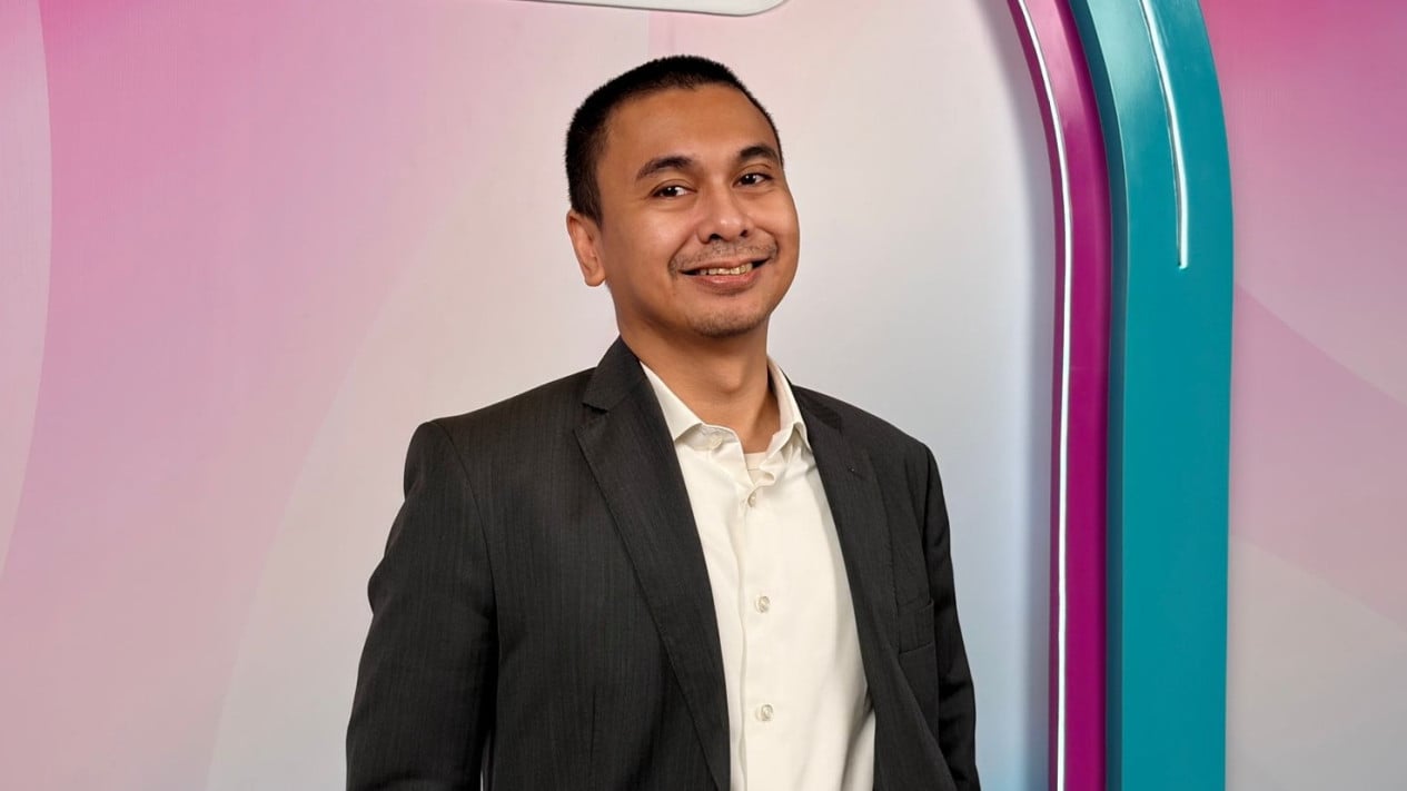 Raditya Dika, consciente de los peligros del dengue en el lugar de trabajo, vacuna a todos sus empleados