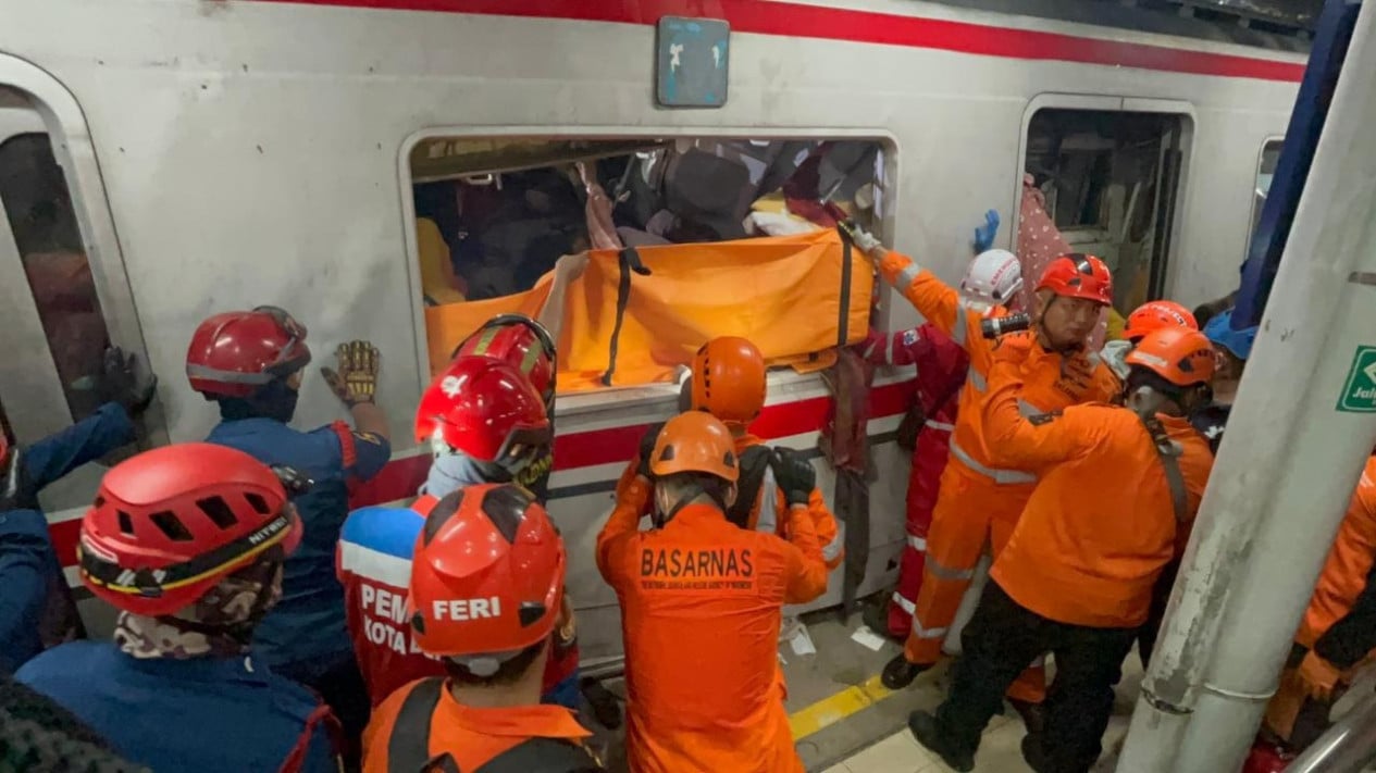 La historia del padre de la víctima del accidente de tren en Bekasi que quedó atrapado durante 10 horas y salió sano y salvo