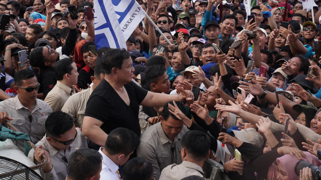 El momento en que Prabowo se quitó su traje de safari y abrazó a los trabajadores en el evento del Primero de Mayo de 2026.