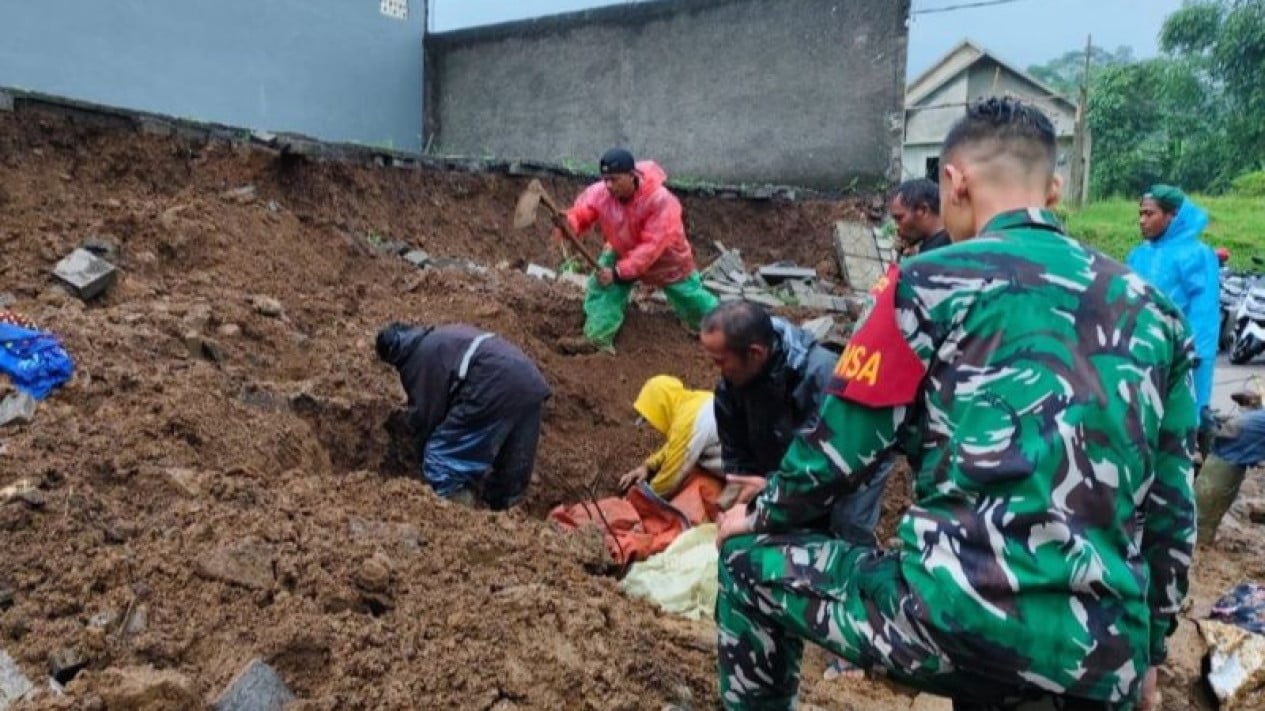 Trágicamente, un anciano murió en un deslizamiento de tierra mientras limpiaba alcantarillas en Cianjur.