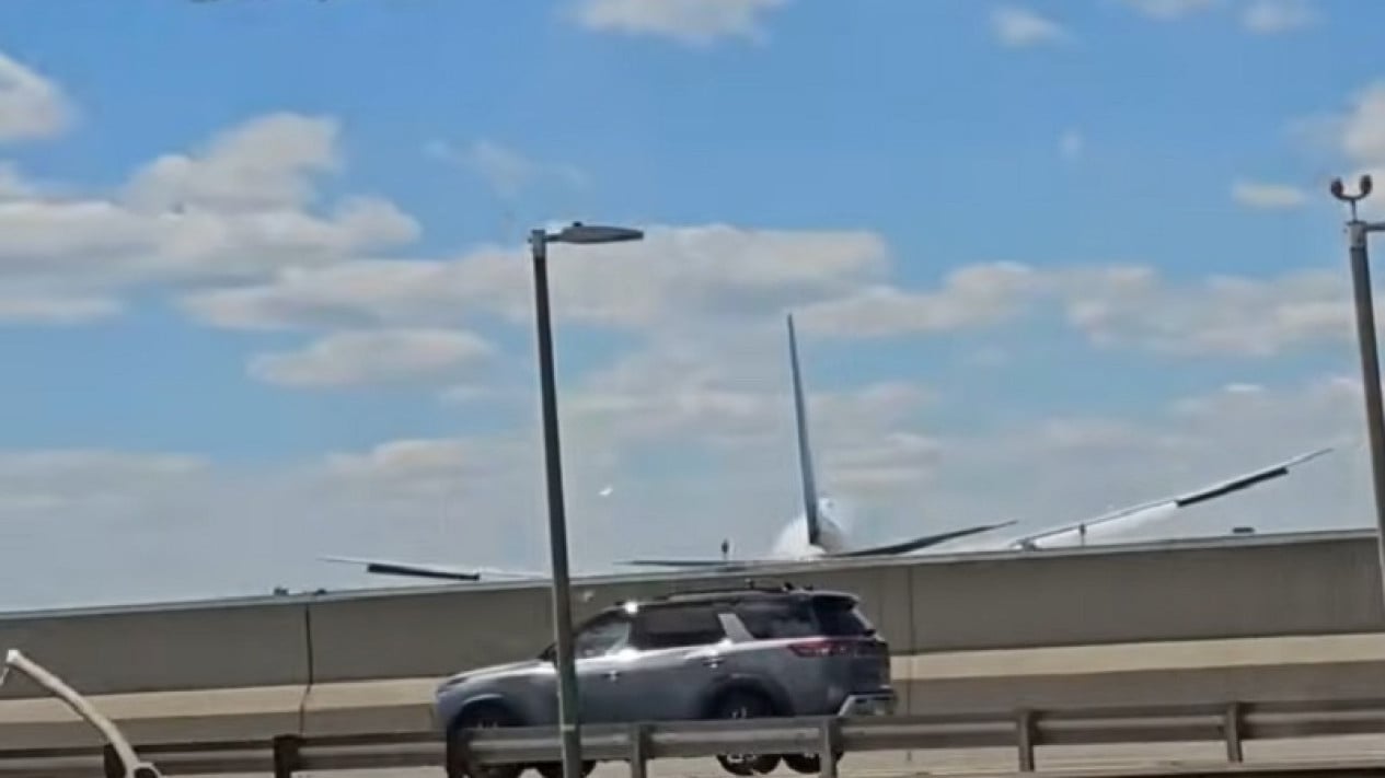 Momentos aterradores: avión de United Airlines se estrella contra un camión y un poste de luz al aterrizar