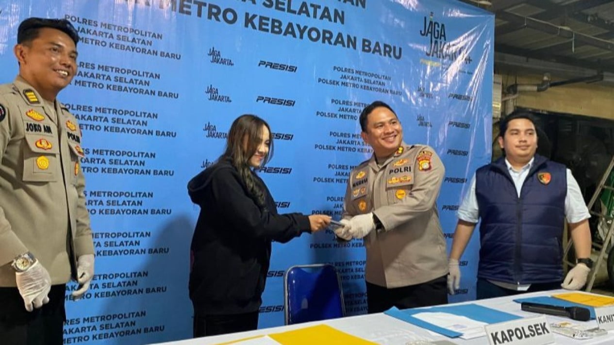 69fdf7c11307a-konferensi-pers-polsek-kebayoran-baru-jakarta-selatan-terkait-penadah-225-ponsel-hasil-curian_gemini_1265_711.jpg