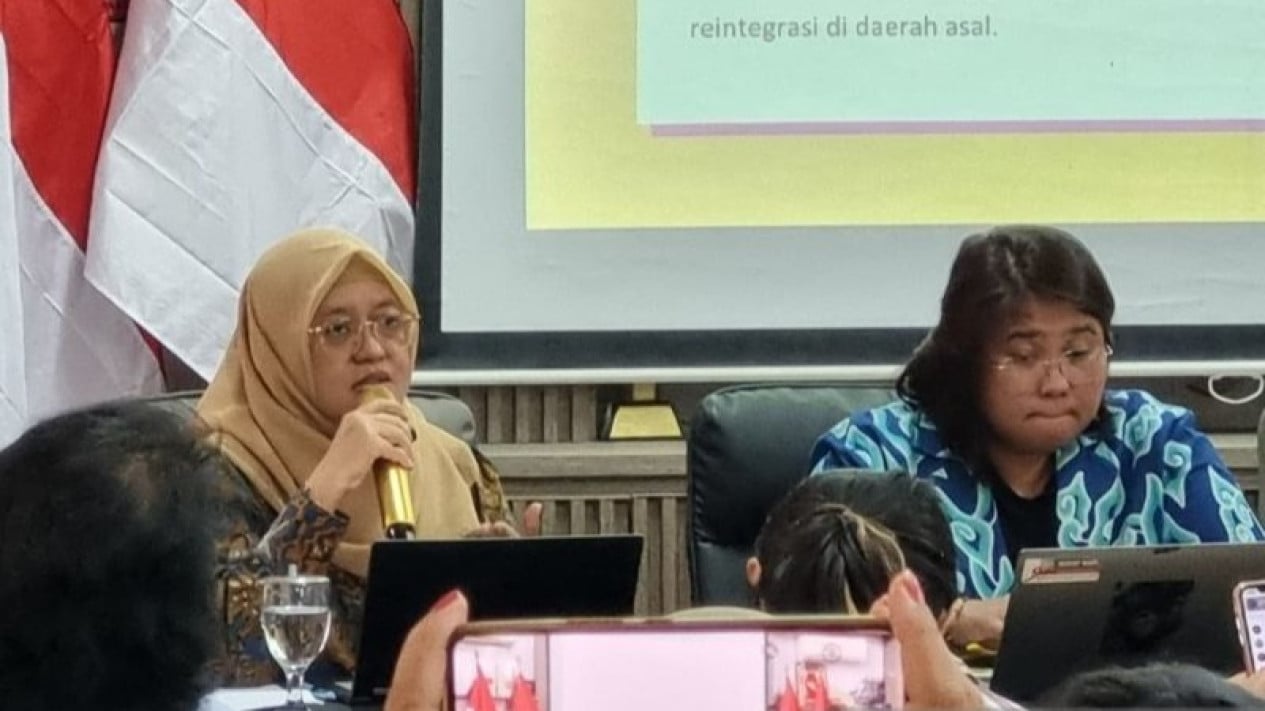 6a01e6d3420d4-anggota-komnas-perempuan-devi-rahayu-kiri_gemini_1265_711.jpg