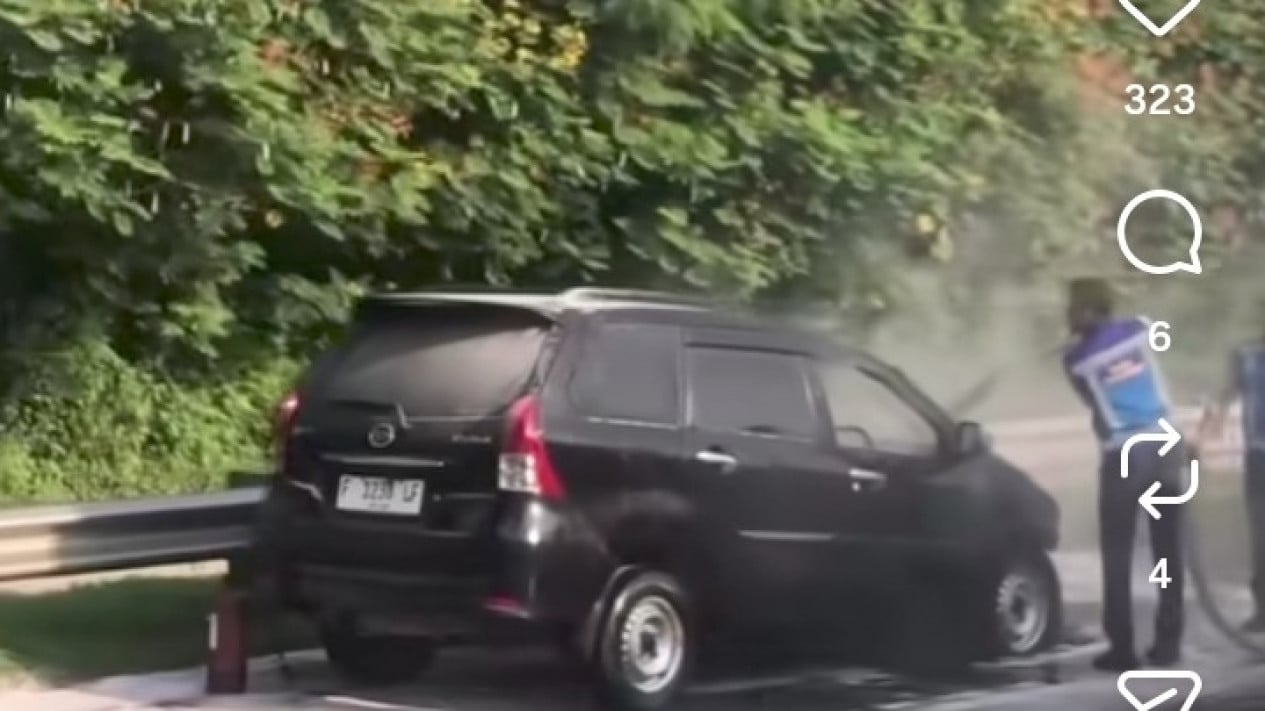 6a02a3cac0268-mobil-toyota-avanza-tiba-tiba-terbakar-di-km-12-jakarta-timur-selasa-pagi-12-mei-2026_gemini_1265_711.jpg