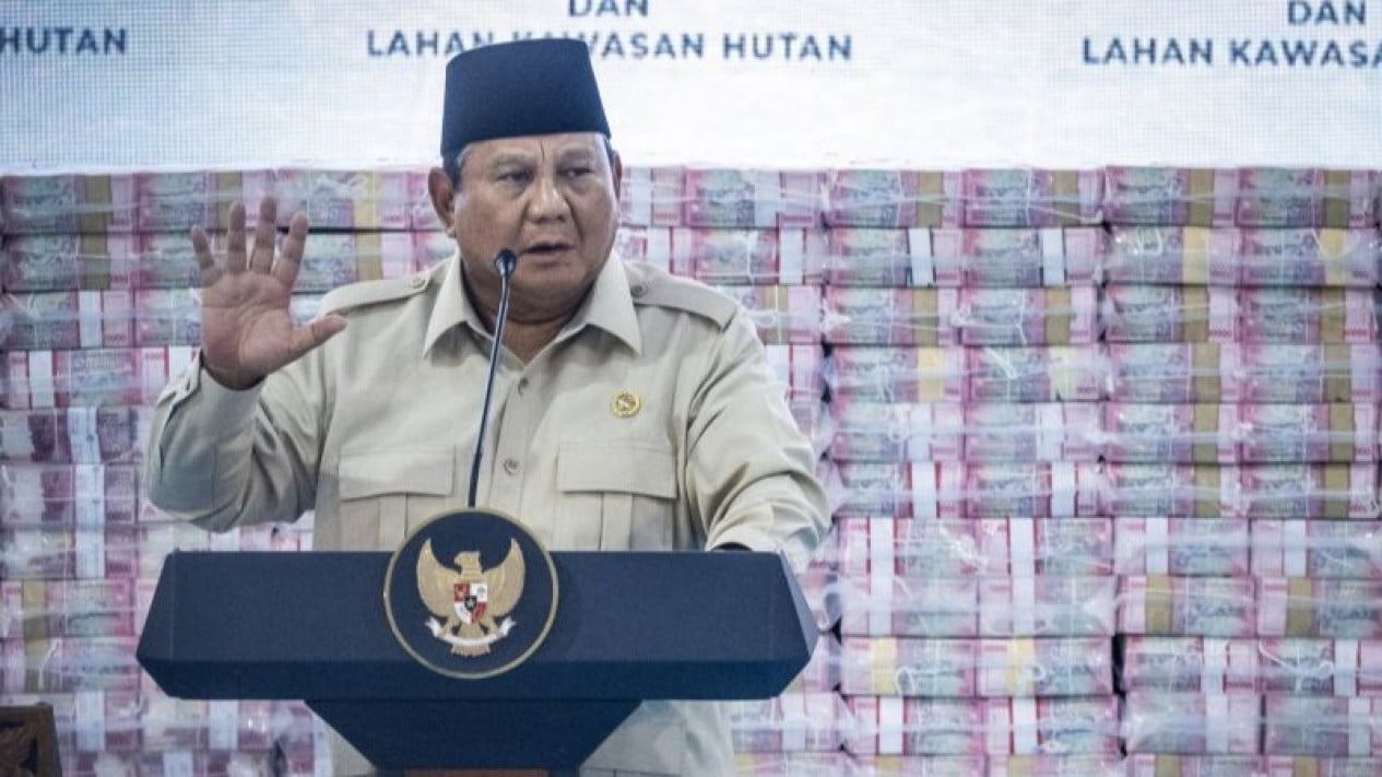 6a046b50967cb-presiden-prabowo-saat-penyerahan-denda-administratif-dan-lahan-kawasan-hutan-di-kejaksaan-agung_gemini_1265_711.jpg