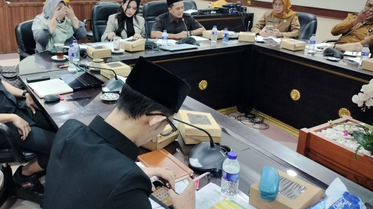 Achmad Siyahri, miembro del DPRD de Jember, se disculpa con Assidi después de fumar y jugar de forma viral durante una reunión