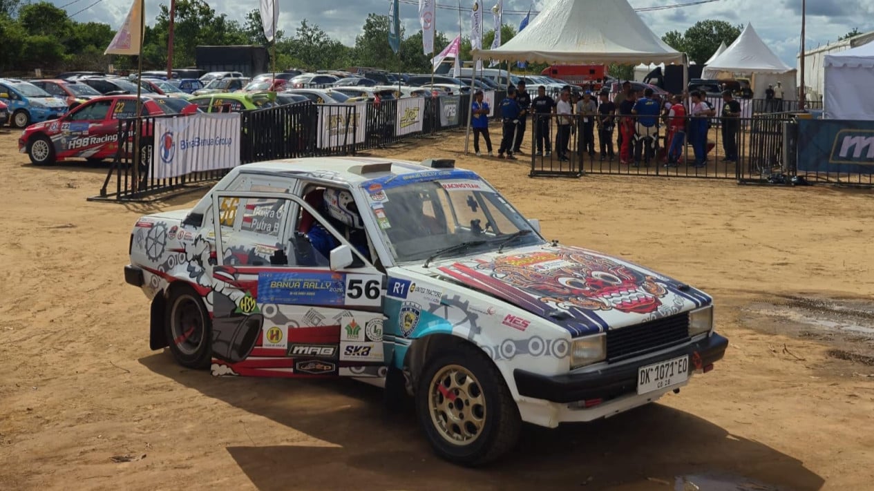 El viejo Corolla DX fue atormentado por Fields luchando por el podio