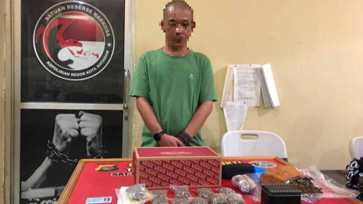 La policía allanó una cafetería en Mataram y arrestó al dueño que vendía ganja. 1,2 millones por paquete