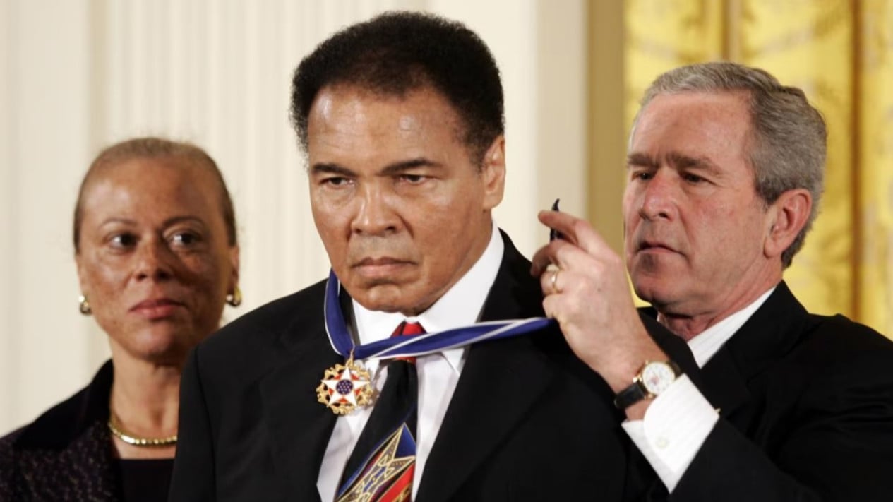 6a0ca9382b975-presiden-george-w-bush-menganugerahkan-presidential-medal-of-freedom-kepada-muhammad-ali_gemini_1265_711.jpg