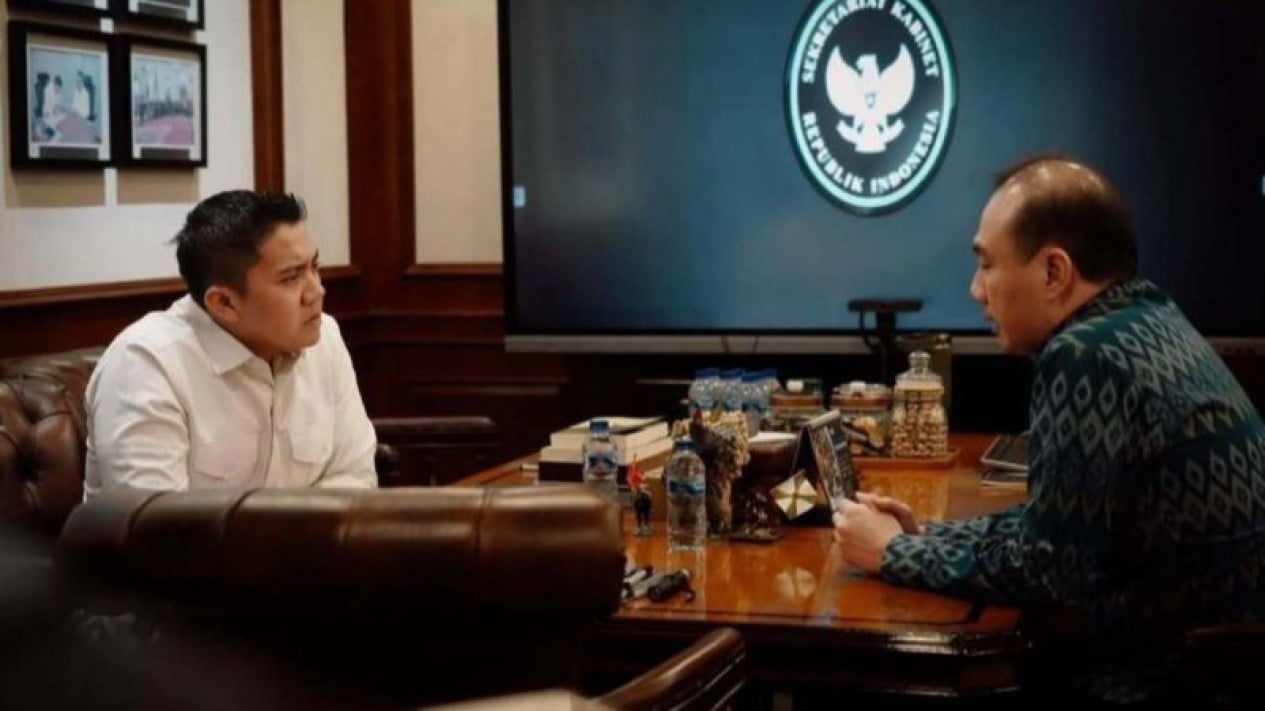 El secretario del Gabinete, Teddy Gozek, se reúne con el jefe y analiza el destino de Ozol