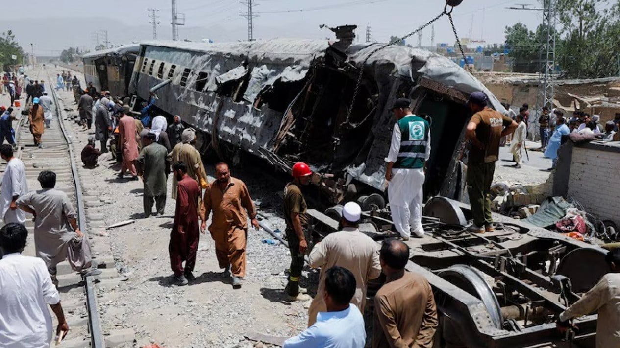 6a13f4304bae5-ledakan-bom-bunuh-diri-menghantam-kereta-di-pakistan-minggu-255_gemini_1265_711.jpg